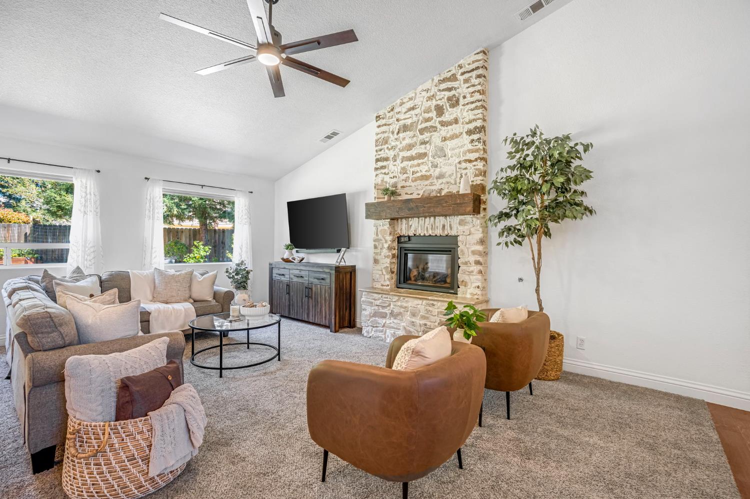 2361 Cromwell Ave, Clovis, CA 93611