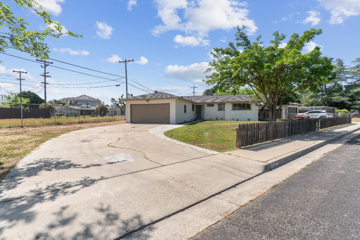 134 10th St, Clovis, CA 93612