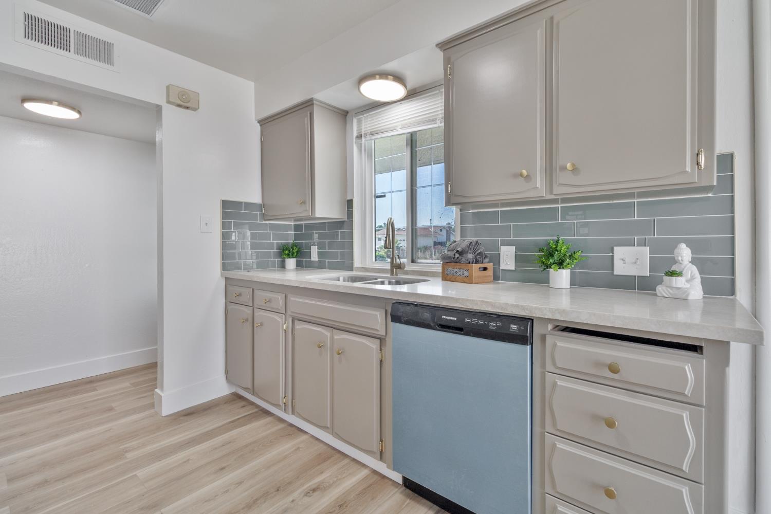 896 W Holland Ave, Clovis, CA 93612