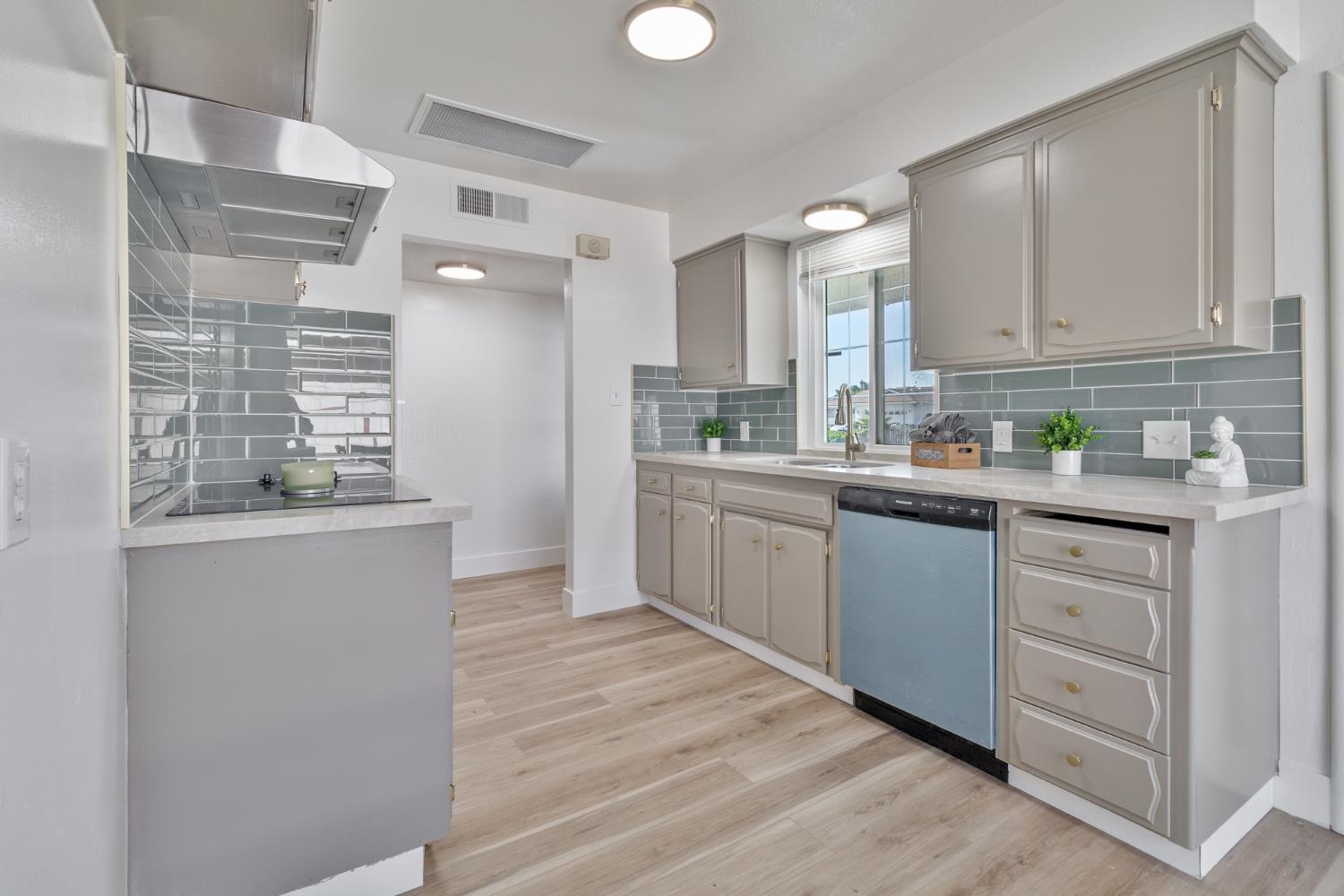 896 W Holland Ave, Clovis, CA 93612