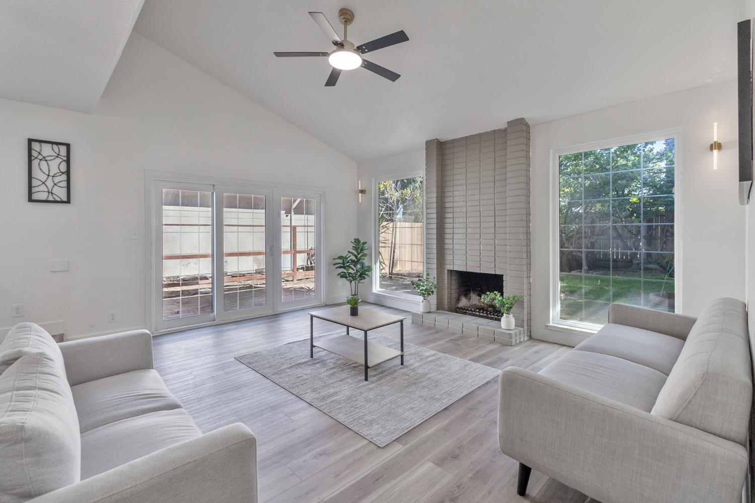 896 W Holland Ave, Clovis, CA 93612