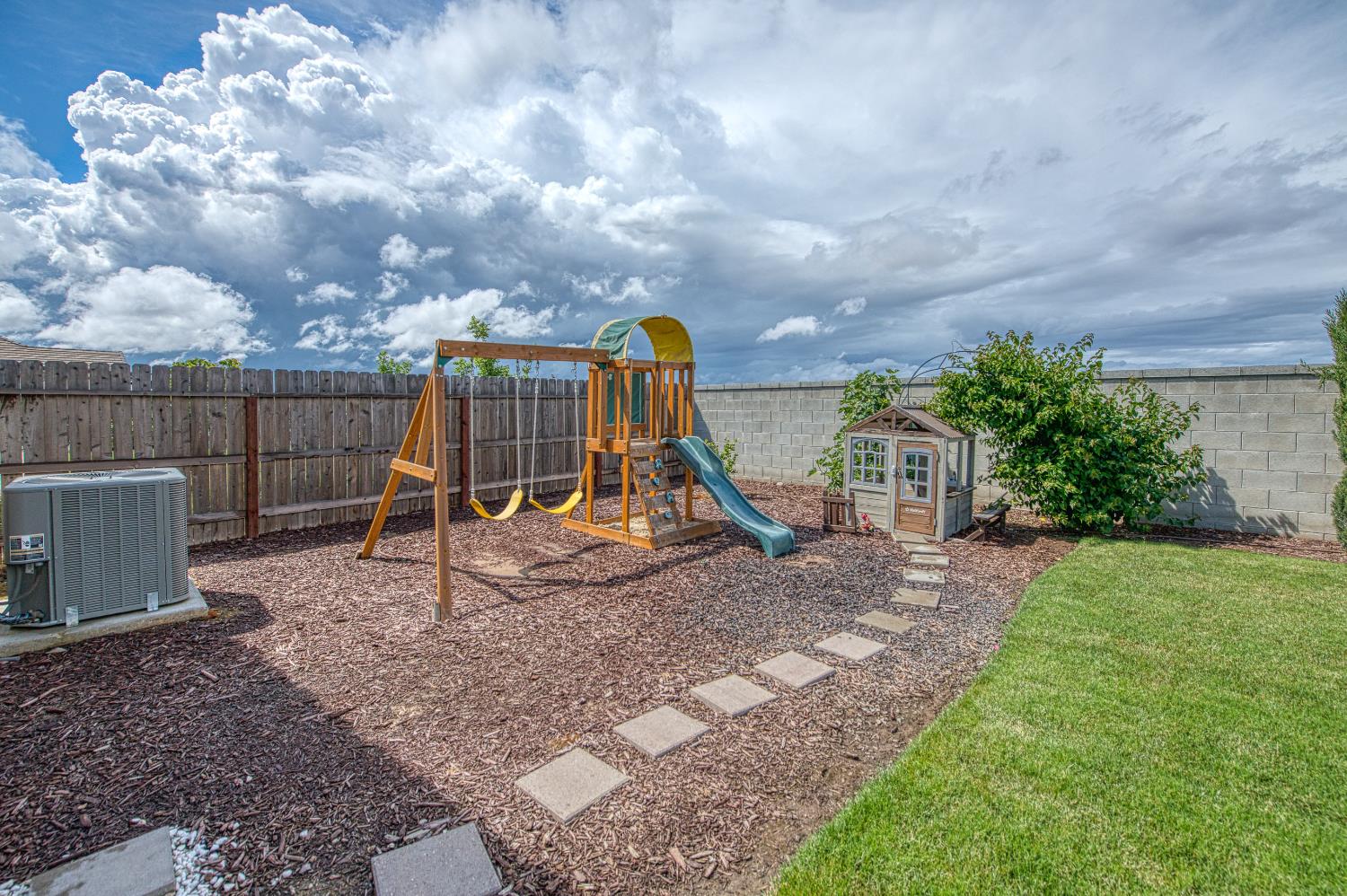 467 Heirloom Ln, Clovis, CA 93619