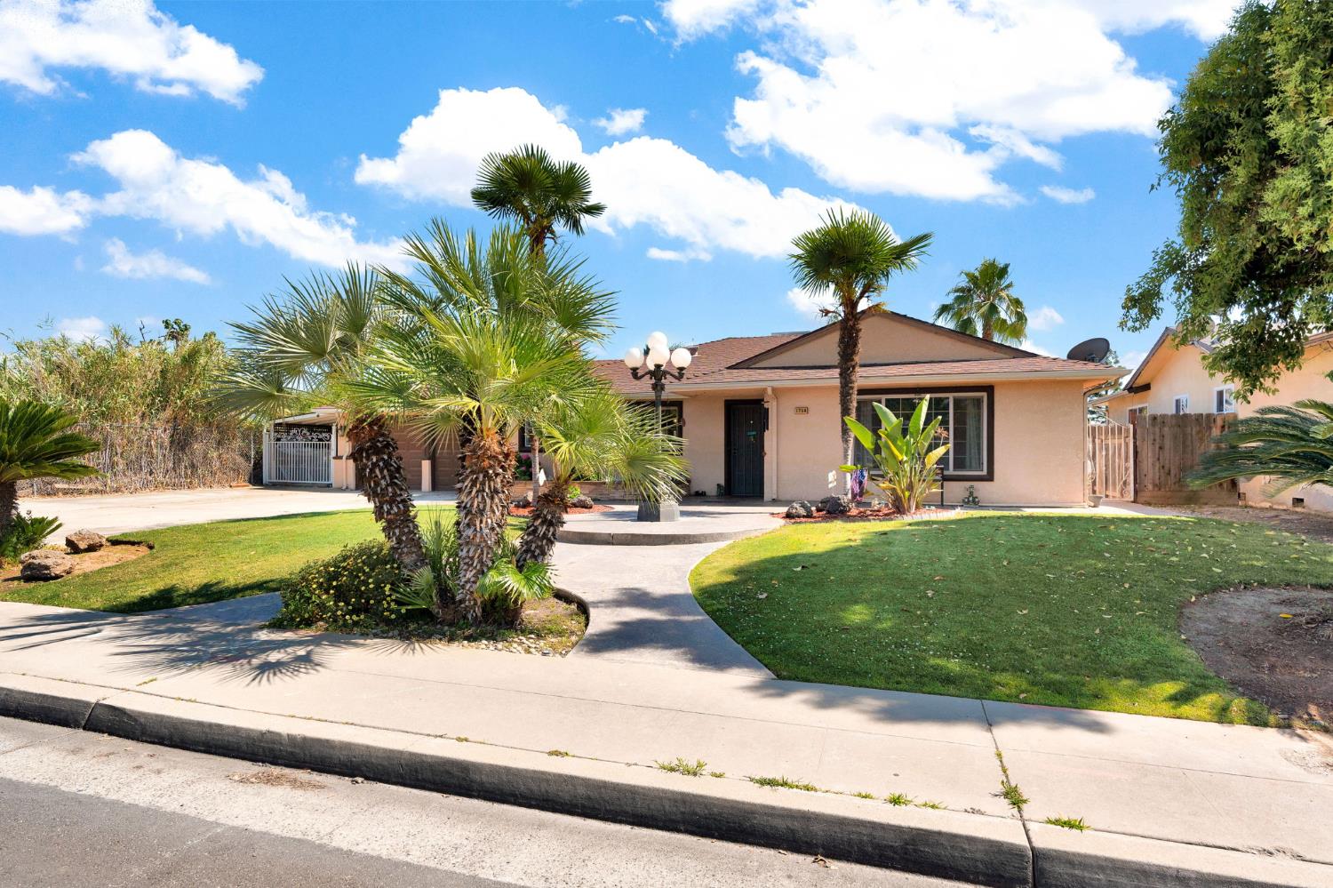 1758 Barstow Ave, Clovis, CA 93611