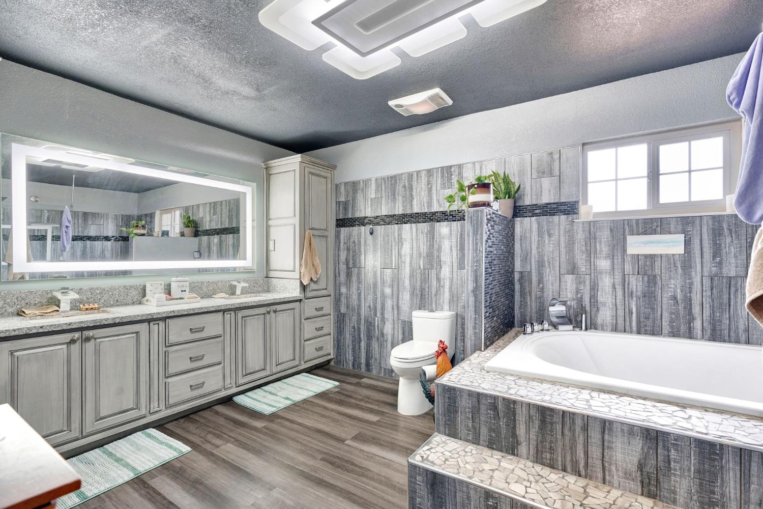 1758 Barstow Ave, Clovis, CA 93611
