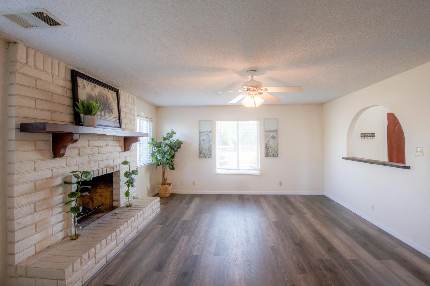 9569 E Olive Ave, Sanger, CA 93657