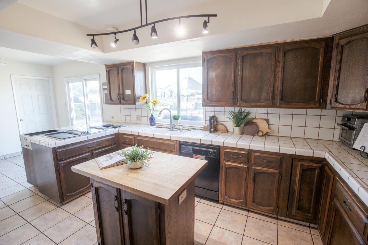 9569 E Olive Ave, Sanger, CA 93657