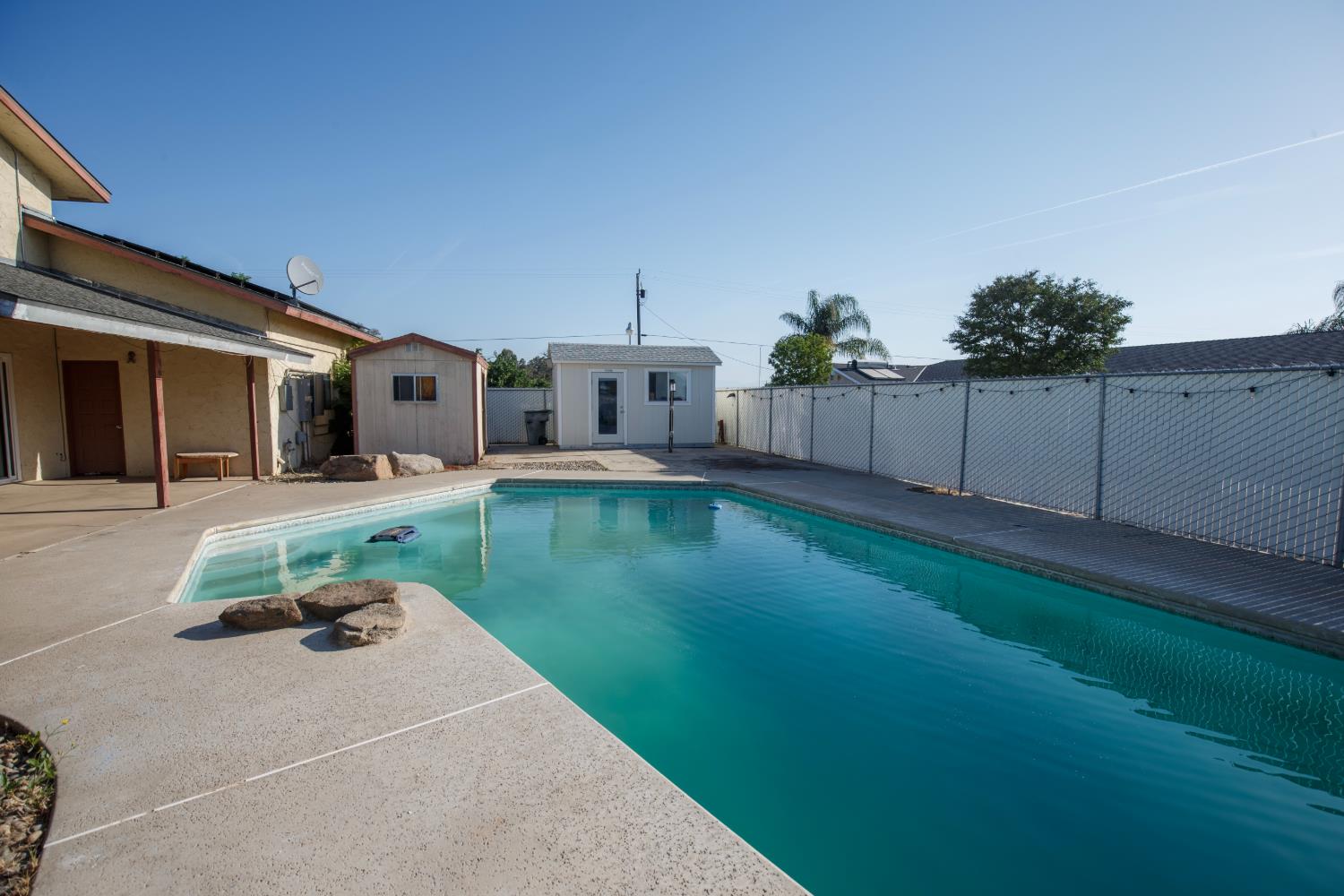 9569 E Olive Ave, Sanger, CA 93657