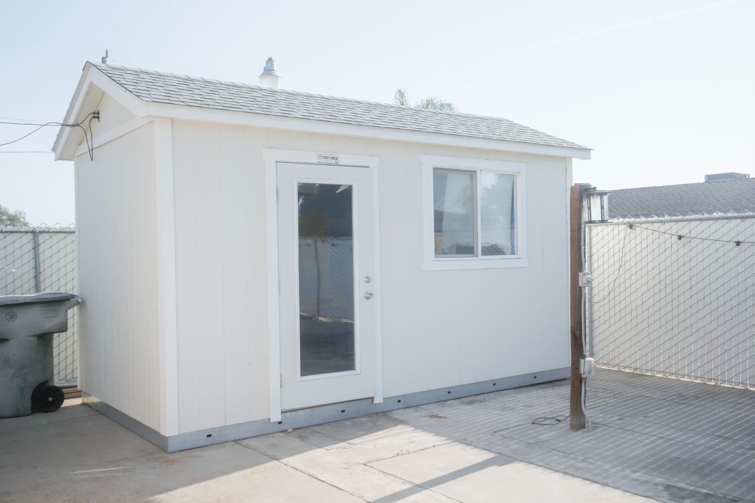 9569 E Olive Ave, Sanger, CA 93657