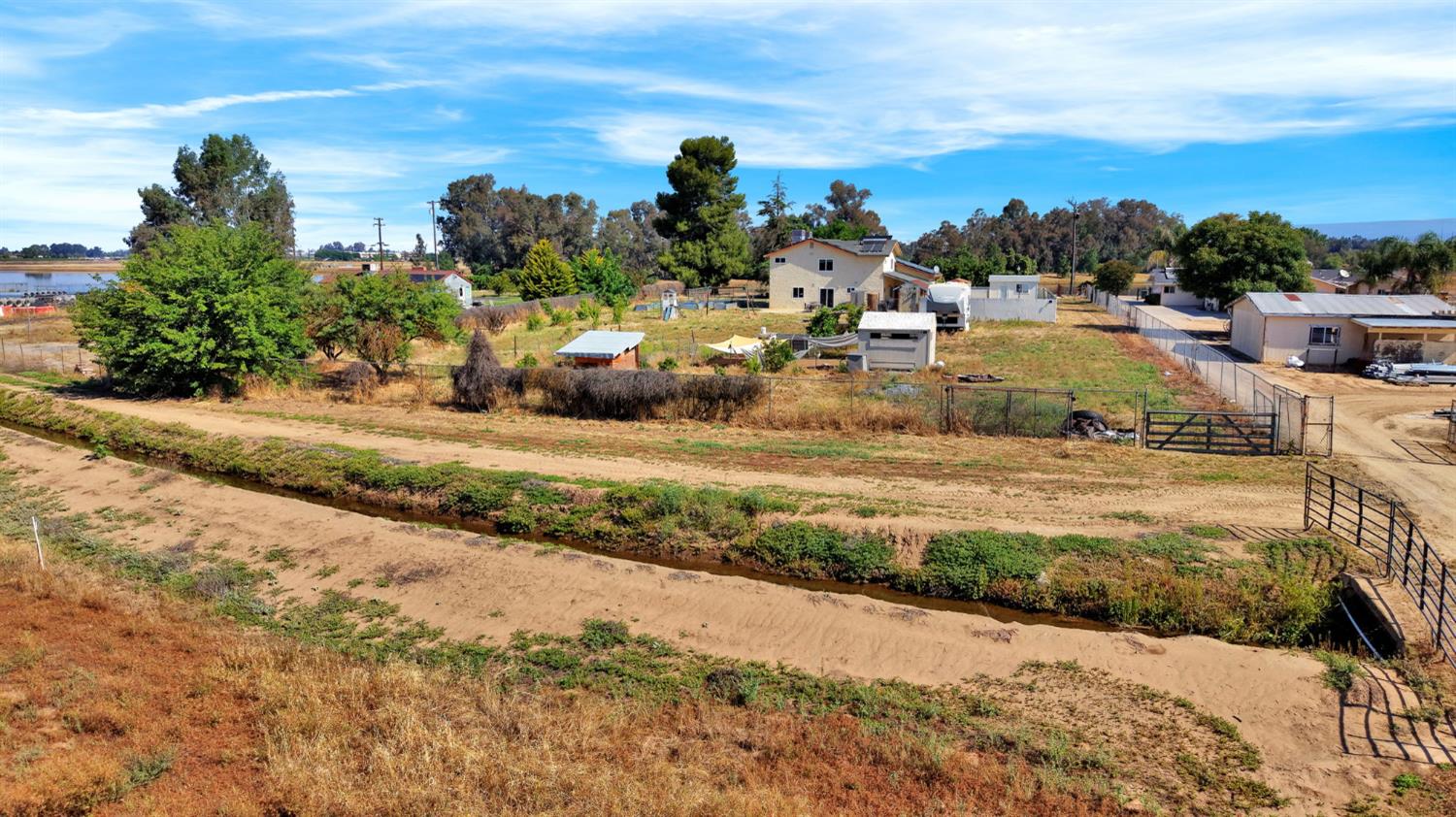9569 E Olive Ave, Sanger, CA 93657