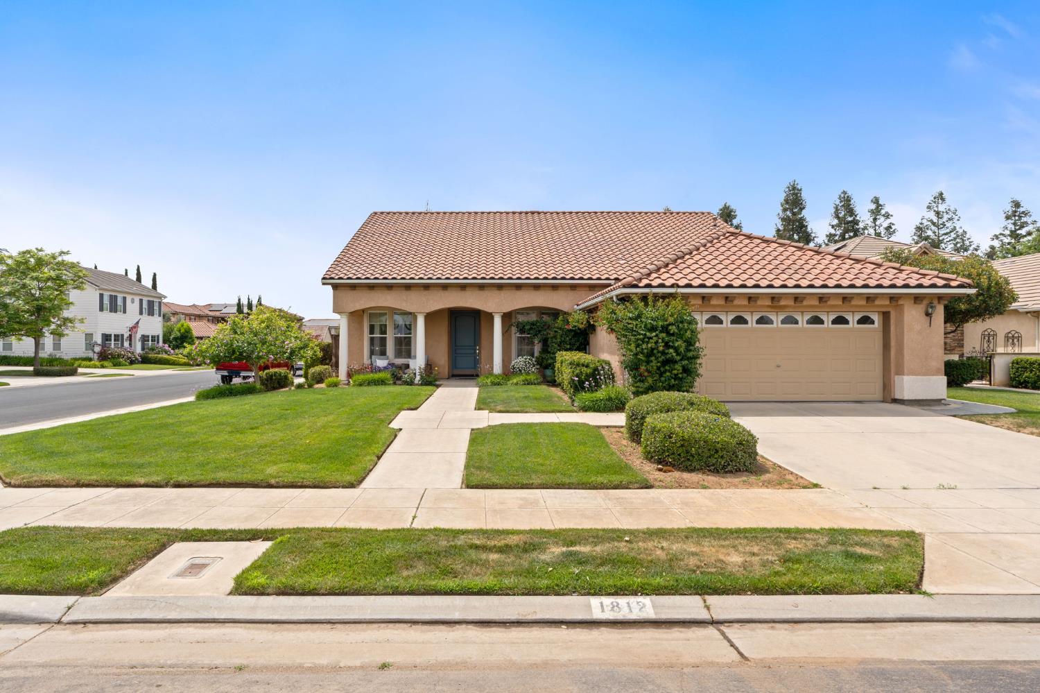 1812 N Graybark Ave, Clovis, CA 93619
