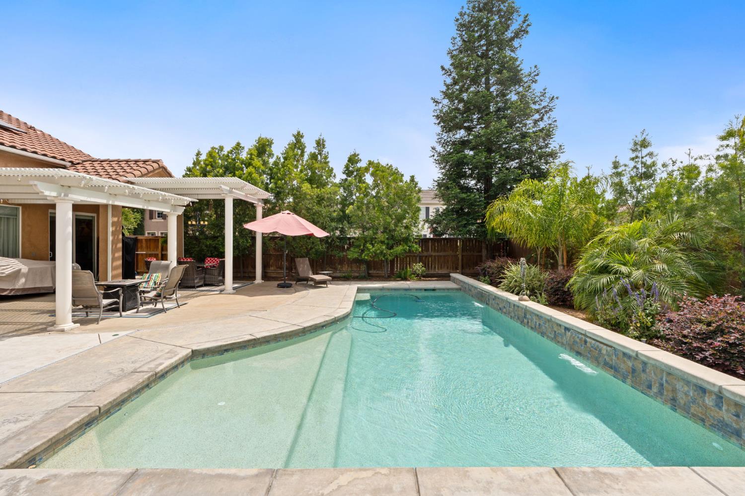 1812 N Graybark Ave, Clovis, CA 93619