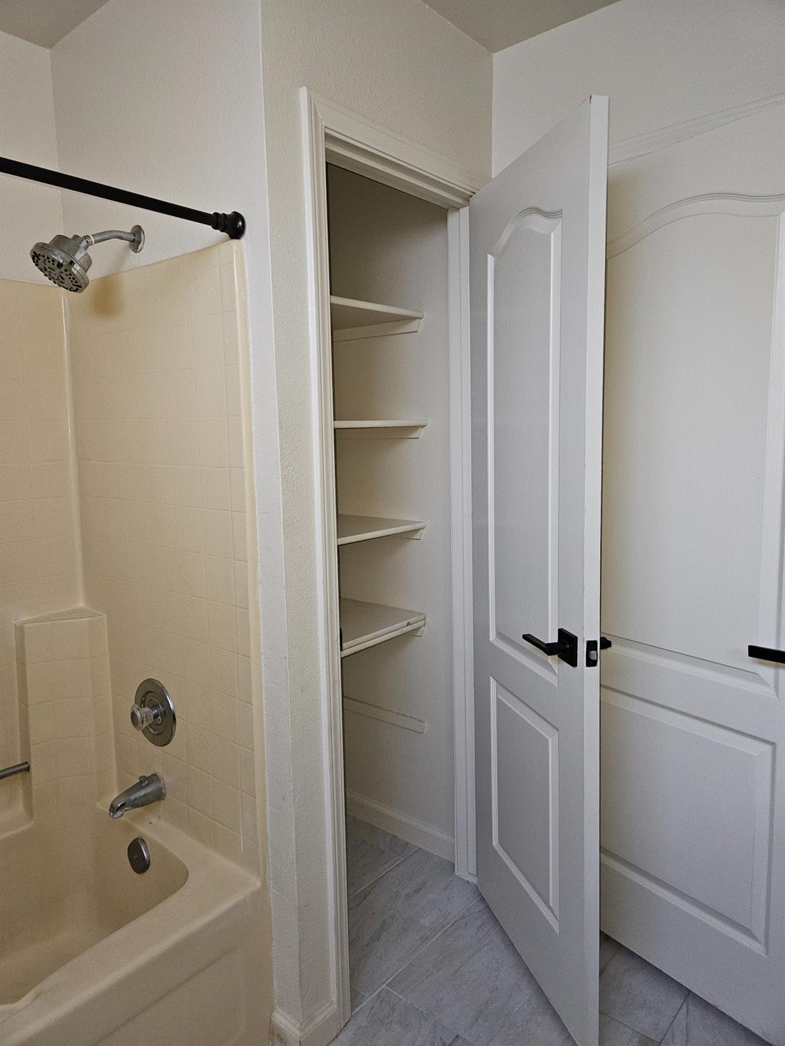 860 Mcarthur Ave, Clovis, CA 93611