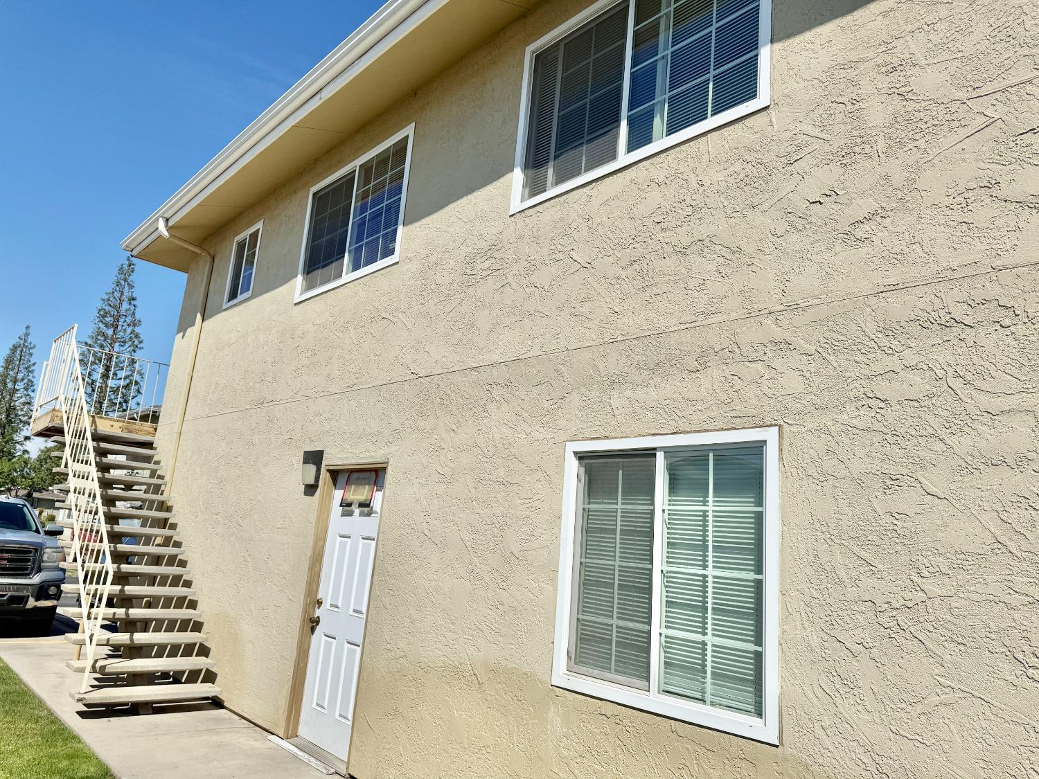 495 W Santa Ana Ave #4, Clovis, CA 93612