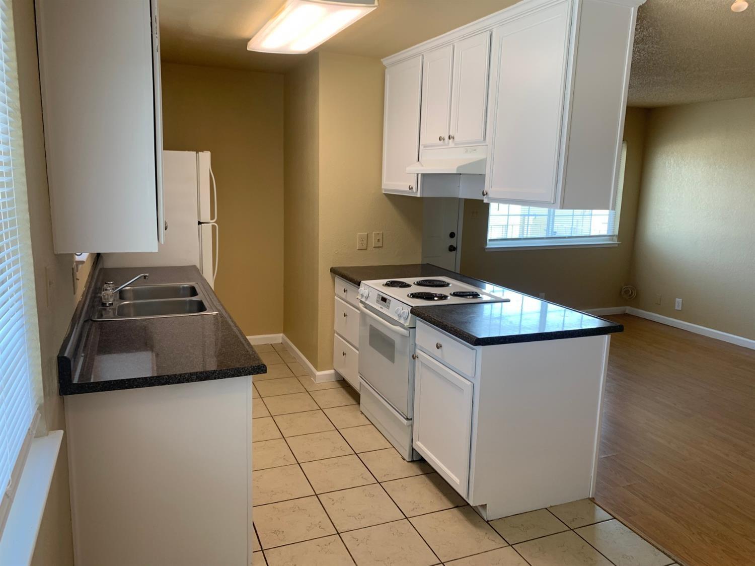 495 W Santa Ana Ave #4, Clovis, CA 93612