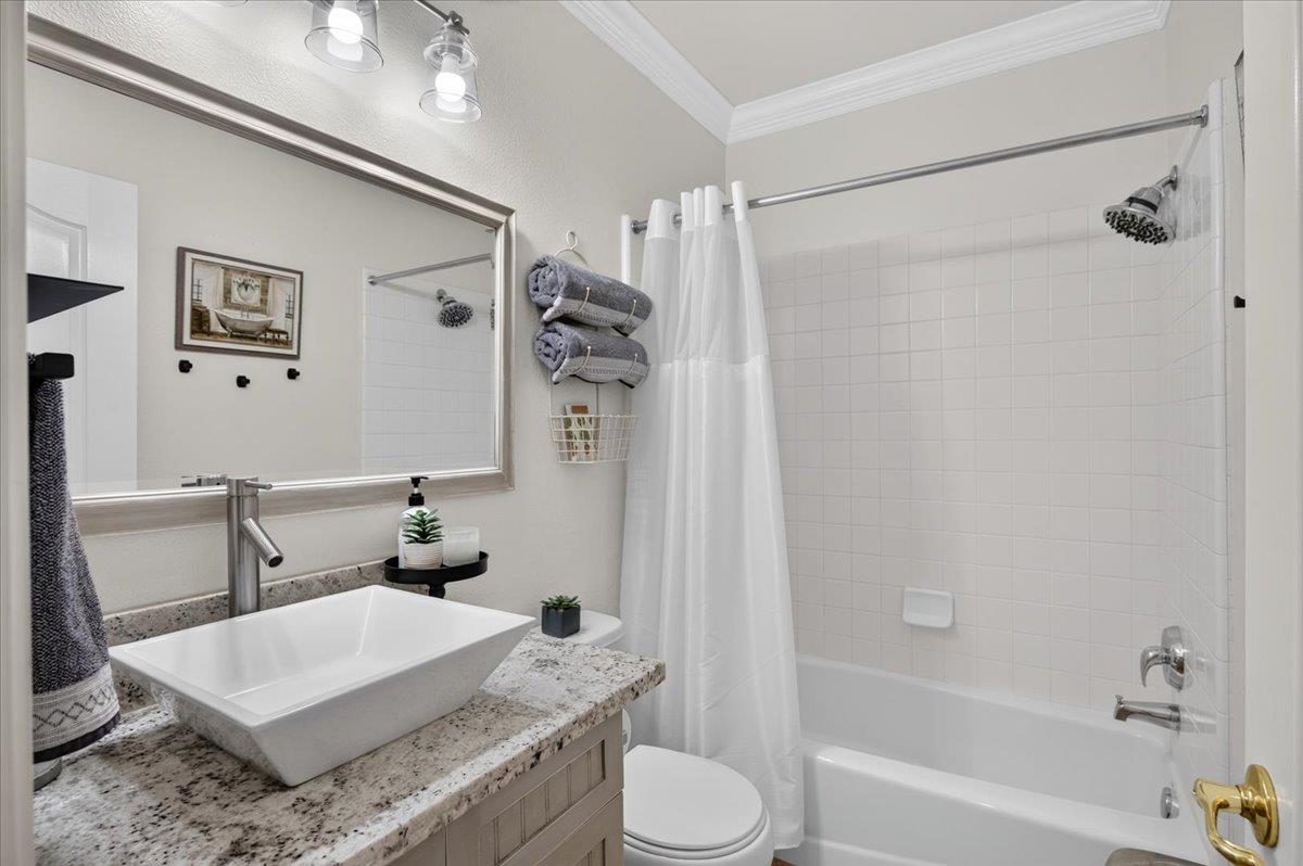 1943 N Douglas Ave, Clovis, CA 93619
